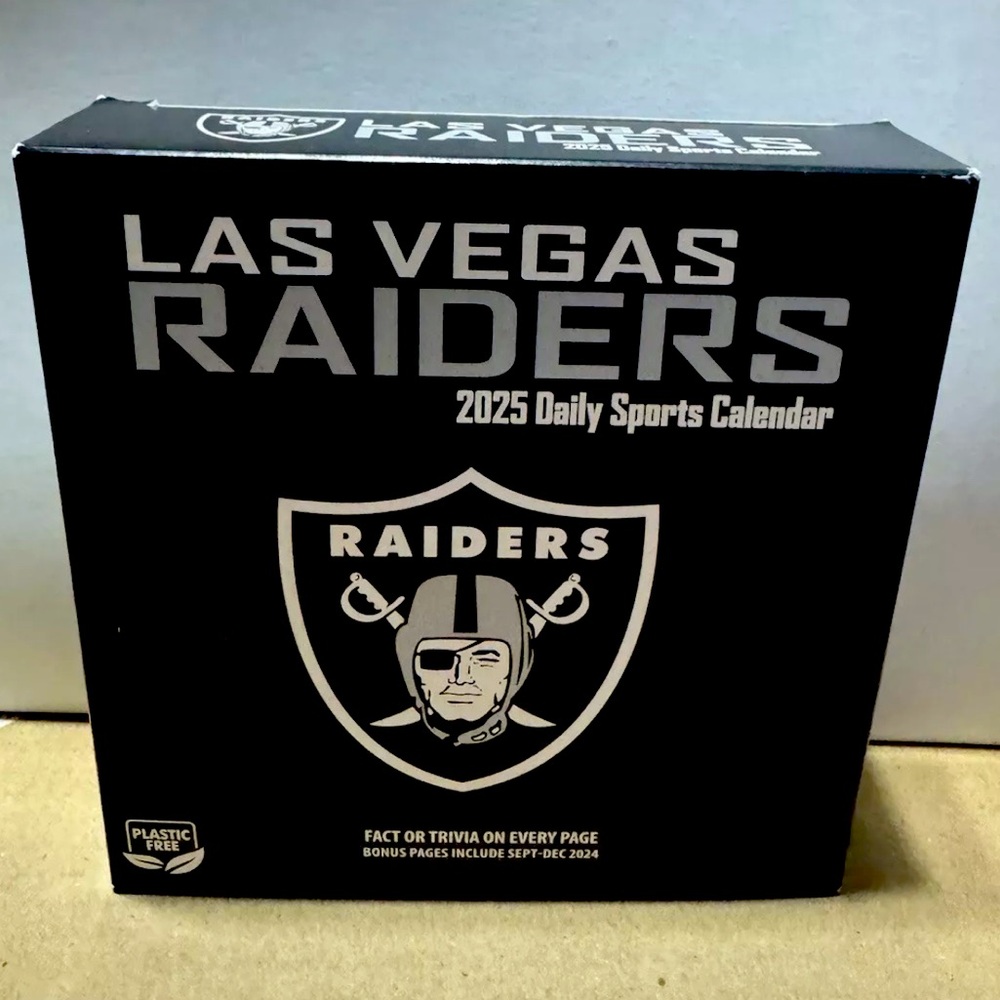 NFL Las Vegas Raiders 2025 Desk Calendar.